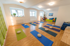 Das FREIRAUM-Institut in Wien feiert im kommenden September sein 5-jähriges Bestehen. In den Räumlichkeiten in der Liechtensteinstraße werden Hatha-Yoga, Schwangeren-Yoga, Mama-Baby-Yoga, Kinder-Yoga, Teenager-Yoga und mehr angebten. Das besondere Angebot des Instituts sind die Drop-In-Classes ohne Anmeldung und Bindung. Einfach jederzeit beginnen. Dazu bietet Freiraum etwas ganz besonderes an: Geburtsvorbereitung mit Yoga, vermittelt von derzeit sechs Yoga-Lehrerinnen in freudiger Erwartung ihres jeweils zweiten Kindes.
