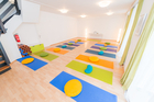Das FREIRAUM-Institut in Wien feiert im kommenden September sein 5-jähriges Bestehen. In den Räumlichkeiten in der Liechtensteinstraße werden Hatha-Yoga, Schwangeren-Yoga, Mama-Baby-Yoga, Kinder-Yoga, Teenager-Yoga und mehr angebten. Das besondere Angebot des Instituts sind die Drop-In-Classes ohne Anmeldung und Bindung. Einfach jederzeit beginnen. Dazu bietet Freiraum etwas ganz besonderes an: Geburtsvorbereitung mit Yoga, vermittelt von derzeit sechs Yoga-Lehrerinnen in freudiger Erwartung ihres jeweils zweiten Kindes.