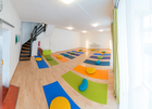 Das FREIRAUM-Institut in Wien feiert im kommenden September sein 5-jähriges Bestehen. In den Räumlichkeiten in der Liechtensteinstraße werden Hatha-Yoga, Schwangeren-Yoga, Mama-Baby-Yoga, Kinder-Yoga, Teenager-Yoga und mehr angebten. Das besondere Angebot des Instituts sind die Drop-In-Classes ohne Anmeldung und Bindung. Einfach jederzeit beginnen. Dazu bietet Freiraum etwas ganz besonderes an: Geburtsvorbereitung mit Yoga, vermittelt von derzeit sechs Yoga-Lehrerinnen in freudiger Erwartung ihres jeweils zweiten Kindes.