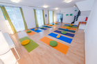 Das FREIRAUM-Institut in Wien feiert im kommenden September sein 5-jähriges Bestehen. In den Räumlichkeiten in der Liechtensteinstraße werden Hatha-Yoga, Schwangeren-Yoga, Mama-Baby-Yoga, Kinder-Yoga, Teenager-Yoga und mehr angebten. Das besondere Angebot des Instituts sind die Drop-In-Classes ohne Anmeldung und Bindung. Einfach jederzeit beginnen. Dazu bietet Freiraum etwas ganz besonderes an: Geburtsvorbereitung mit Yoga, vermittelt von derzeit sechs Yoga-Lehrerinnen in freudiger Erwartung ihres jeweils zweiten Kindes.