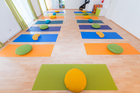 Das FREIRAUM-Institut in Wien feiert im kommenden September sein 5-jähriges Bestehen. In den Räumlichkeiten in der Liechtensteinstraße werden Hatha-Yoga, Schwangeren-Yoga, Mama-Baby-Yoga, Kinder-Yoga, Teenager-Yoga und mehr angebten. Das besondere Angebot des Instituts sind die Drop-In-Classes ohne Anmeldung und Bindung. Einfach jederzeit beginnen. Dazu bietet Freiraum etwas ganz besonderes an: Geburtsvorbereitung mit Yoga, vermittelt von derzeit sechs Yoga-Lehrerinnen in freudiger Erwartung ihres jeweils zweiten Kindes.
