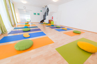 Das FREIRAUM-Institut in Wien feiert im kommenden September sein 5-jähriges Bestehen. In den Räumlichkeiten in der Liechtensteinstraße werden Hatha-Yoga, Schwangeren-Yoga, Mama-Baby-Yoga, Kinder-Yoga, Teenager-Yoga und mehr angebten. Das besondere Angebot des Instituts sind die Drop-In-Classes ohne Anmeldung und Bindung. Einfach jederzeit beginnen. Dazu bietet Freiraum etwas ganz besonderes an: Geburtsvorbereitung mit Yoga, vermittelt von derzeit sechs Yoga-Lehrerinnen in freudiger Erwartung ihres jeweils zweiten Kindes.