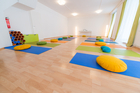 Das FREIRAUM-Institut in Wien feiert im kommenden September sein 5-jähriges Bestehen. In den Räumlichkeiten in der Liechtensteinstraße werden Hatha-Yoga, Schwangeren-Yoga, Mama-Baby-Yoga, Kinder-Yoga, Teenager-Yoga und mehr angebten. Das besondere Angebot des Instituts sind die Drop-In-Classes ohne Anmeldung und Bindung. Einfach jederzeit beginnen. Dazu bietet Freiraum etwas ganz besonderes an: Geburtsvorbereitung mit Yoga, vermittelt von derzeit sechs Yoga-Lehrerinnen in freudiger Erwartung ihres jeweils zweiten Kindes.