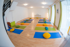 Das FREIRAUM-Institut in Wien feiert im kommenden September sein 5-jähriges Bestehen. In den Räumlichkeiten in der Liechtensteinstraße werden Hatha-Yoga, Schwangeren-Yoga, Mama-Baby-Yoga, Kinder-Yoga, Teenager-Yoga und mehr angebten. Das besondere Angebot des Instituts sind die Drop-In-Classes ohne Anmeldung und Bindung. Einfach jederzeit beginnen. Dazu bietet Freiraum etwas ganz besonderes an: Geburtsvorbereitung mit Yoga, vermittelt von derzeit sechs Yoga-Lehrerinnen in freudiger Erwartung ihres jeweils zweiten Kindes.
