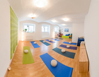 Das FREIRAUM-Institut in Wien feiert im kommenden September sein 5-jähriges Bestehen. In den Räumlichkeiten in der Liechtensteinstraße werden Hatha-Yoga, Schwangeren-Yoga, Mama-Baby-Yoga, Kinder-Yoga, Teenager-Yoga und mehr angebten. Das besondere Angebot des Instituts sind die Drop-In-Classes ohne Anmeldung und Bindung. Einfach jederzeit beginnen. Dazu bietet Freiraum etwas ganz besonderes an: Geburtsvorbereitung mit Yoga, vermittelt von derzeit sechs Yoga-Lehrerinnen in freudiger Erwartung ihres jeweils zweiten Kindes.