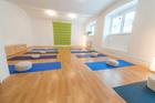 Das FREIRAUM-Institut in Wien feiert im kommenden September sein 5-jähriges Bestehen. In den Räumlichkeiten in der Liechtensteinstraße werden Hatha-Yoga, Schwangeren-Yoga, Mama-Baby-Yoga, Kinder-Yoga, Teenager-Yoga und mehr angebten. Das besondere Angebot des Instituts sind die Drop-In-Classes ohne Anmeldung und Bindung. Einfach jederzeit beginnen. Dazu bietet Freiraum etwas ganz besonderes an: Geburtsvorbereitung mit Yoga, vermittelt von derzeit sechs Yoga-Lehrerinnen in freudiger Erwartung ihres jeweils zweiten Kindes.