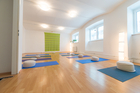 Das FREIRAUM-Institut in Wien feiert im kommenden September sein 5-jähriges Bestehen. In den Räumlichkeiten in der Liechtensteinstraße werden Hatha-Yoga, Schwangeren-Yoga, Mama-Baby-Yoga, Kinder-Yoga, Teenager-Yoga und mehr angebten. Das besondere Angebot des Instituts sind die Drop-In-Classes ohne Anmeldung und Bindung. Einfach jederzeit beginnen. Dazu bietet Freiraum etwas ganz besonderes an: Geburtsvorbereitung mit Yoga, vermittelt von derzeit sechs Yoga-Lehrerinnen in freudiger Erwartung ihres jeweils zweiten Kindes.