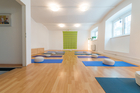 Das FREIRAUM-Institut in Wien feiert im kommenden September sein 5-jähriges Bestehen. In den Räumlichkeiten in der Liechtensteinstraße werden Hatha-Yoga, Schwangeren-Yoga, Mama-Baby-Yoga, Kinder-Yoga, Teenager-Yoga und mehr angebten. Das besondere Angebot des Instituts sind die Drop-In-Classes ohne Anmeldung und Bindung. Einfach jederzeit beginnen. Dazu bietet Freiraum etwas ganz besonderes an: Geburtsvorbereitung mit Yoga, vermittelt von derzeit sechs Yoga-Lehrerinnen in freudiger Erwartung ihres jeweils zweiten Kindes.