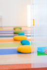Das FREIRAUM-Institut in Wien feiert im kommenden September sein 5-jähriges Bestehen. In den Räumlichkeiten in der Liechtensteinstraße werden Hatha-Yoga, Schwangeren-Yoga, Mama-Baby-Yoga, Kinder-Yoga, Teenager-Yoga und mehr angebten. Das besondere Angebot des Instituts sind die Drop-In-Classes ohne Anmeldung und Bindung. Einfach jederzeit beginnen. Dazu bietet Freiraum etwas ganz besonderes an: Geburtsvorbereitung mit Yoga, vermittelt von derzeit sechs Yoga-Lehrerinnen in freudiger Erwartung ihres jeweils zweiten Kindes.