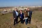 (c) fotodienst / Johannes Brunnbauer | Pressegespräch Projekt Marchfeldkogel forciert Rückbau in Naherholungsgebiet im Gemindeamt von Markgrafneusiedl am 21.03.2012. Im Bild vlnr.: GF Errichtungsgesellschaft Marchfeldkogel mbH DI Matthias Reisner, Gemeinderätin Rosa Hofer, Bürgermeister Erwin Hrabal und Landtagsabgeordnete Mag. Karin Renner. Die führenden Rohstoffabbauunternehmen Herzer, Köhler, Koller, Spindler sowie Cemex haben sich zum Projekt Marchfeldkogel zusammengefunden: Gemeinsam wollen sie früher entnommene Rohstoffe entsprechend den Prinzipien der Kreislaufwirtschaft zurückführen und ein rund 110 Hektar großes Gebiet renaturieren. Der Marchfeldkogel soll ein Naherholungsgebiet werden, aber auch selten gewordenen Tierarten, wie beispielsweise dem Triel, ausreichend Lebensraum bieten.: