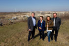 (c) fotodienst / Johannes Brunnbauer | Pressegespräch Projekt Marchfeldkogel forciert Rückbau in Naherholungsgebiet im Gemindeamt von Markgrafneusiedl am 21.03.2012. Im Bild vlnr.: GF Errichtungsgesellschaft Marchfeldkogel mbH DI Matthias Reisner, Gemeinderätin Rosa Hofer, Bürgermeister Erwin Hrabal und Landtagsabgeordnete Mag. Karin Renner. Die führenden Rohstoffabbauunternehmen Herzer, Köhler, Koller, Spindler sowie Cemex haben sich zum Projekt Marchfeldkogel zusammengefunden: Gemeinsam wollen sie früher entnommene Rohstoffe entsprechend den Prinzipien der Kreislaufwirtschaft zurückführen und ein rund 110 Hektar großes Gebiet renaturieren. Der Marchfeldkogel soll ein Naherholungsgebiet werden, aber auch selten gewordenen Tierarten, wie beispielsweise dem Triel, ausreichend Lebensraum bieten.: