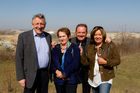 (c) fotodienst / Johannes Brunnbauer | Pressegespräch Projekt Marchfeldkogel forciert Rückbau in Naherholungsgebiet im Gemindeamt von Markgrafneusiedl am 21.03.2012. Im Bild vlnr.: GF Errichtungsgesellschaft Marchfeldkogel mbH DI Matthias Reisner, Gemeinderätin Rosa Hofer, Bürgermeister Erwin Hrabal und Landtagsabgeordnete Mag. Karin Renner. Die führenden Rohstoffabbauunternehmen Herzer, Köhler, Koller, Spindler sowie Cemex haben sich zum Projekt Marchfeldkogel zusammengefunden: Gemeinsam wollen sie früher entnommene Rohstoffe entsprechend den Prinzipien der Kreislaufwirtschaft zurückführen und ein rund 110 Hektar großes Gebiet renaturieren. Der Marchfeldkogel soll ein Naherholungsgebiet werden, aber auch selten gewordenen Tierarten, wie beispielsweise dem Triel, ausreichend Lebensraum bieten.:
