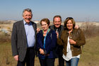 (c) fotodienst / Johannes Brunnbauer | Pressegespräch Projekt Marchfeldkogel forciert Rückbau in Naherholungsgebiet im Gemindeamt von Markgrafneusiedl am 21.03.2012. .Im Bild vlnr. GF Errichtungsgesellschaft Marchfeldkogel mbH DI Matthias Reisner, Gemeinderätin Rosa Hofer, Bürgermeister Erwin Hrabal und Landtagsabgeordnete Mag. Karin Renner..Die führenden Rohstoffabbauunternehmen Herzer, Köhler, Koller, Spindler sowie Cemex haben sich zum Projekt Marchfeldkogel zusammengefunden: Gemeinsam wollen sie früher entnommene Rohstoffe entsprechend den Prinzipien der Kreislaufwirtschaft zurückführen und ein rund 110 Hektar großes Gebiet renaturieren. Der Marchfeldkogel soll ein Naherholungsgebiet werden, aber auch selten gewordenen Tierarten, wie beispielsweise dem Triel, ausreichend Lebensraum bieten.: