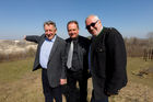 (c) fotodienst / Johannes Brunnbauer | Pressegespräch Projekt Marchfeldkogel forciert Rückbau in Naherholungsgebiet im Gemindeamt von Markgrafneusiedl am 21.03.2012. Im Bild vlnr.: GF Errichtungsgesellschaft Marchfeldkogel mbH DI Matthias Reisner, Bürgermeister Erwin Hrabal und Roman Rusy, Sprecher der Errichtungsgesellschaft Marchfeldkogel mbH. Die führenden Rohstoffabbauunternehmen Herzer, Köhler, Koller, Spindler sowie Cemex haben sich zum Projekt Marchfeldkogel zusammengefunden: Gemeinsam wollen sie früher entnommene Rohstoffe entsprechend den Prinzipien der Kreislaufwirtschaft zurückführen und ein rund 110 Hektar großes Gebiet renaturieren. Der Marchfeldkogel soll ein Naherholungsgebiet werden, aber auch selten gewordenen Tierarten, wie beispielsweise dem Triel, ausreichend Lebensraum bieten.: