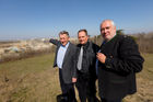 (c) fotodienst / Johannes Brunnbauer | Pressegespräch Projekt Marchfeldkogel forciert Rückbau in Naherholungsgebiet im Gemindeamt von Markgrafneusiedl am 21.03.2012. Im Bild vlnr.: GF Errichtungsgesellschaft Marchfeldkogel mbH DI Matthias Reisner, Bürgermeister Erwin Hrabal und Roman Rusy, Sprecher der Errichtungsgesellschaft Marchfeldkogel mbH. Die führenden Rohstoffabbauunternehmen Herzer, Köhler, Koller, Spindler sowie Cemex haben sich zum Projekt Marchfeldkogel zusammengefunden: Gemeinsam wollen sie früher entnommene Rohstoffe entsprechend den Prinzipien der Kreislaufwirtschaft zurückführen und ein rund 110 Hektar großes Gebiet renaturieren. Der Marchfeldkogel soll ein Naherholungsgebiet werden, aber auch selten gewordenen Tierarten, wie beispielsweise dem Triel, ausreichend Lebensraum bieten.: