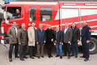 Errichtungsgesellschaft Marchfeldkogel unterstützt Freiwilligenorganisationen. Im Bild vlnr.: Thomas Tycht (Pannonia Kiesgewinnung GmbH), Feuerwehrmann BI Johannes Hofer (im Auto), Peter Chlan (Porr Umwelttechnik GmbH), Kurt Stefan (Koller Transporte-Kies-Erdbau GmbH), Adolf Köhler (Köhler Kiesabbau GesmbH), Sabine Spindler-Spitzer (Günther Spindler GmbH), Errichtungsgesellschaft Marchfeldkogel-Geschäftsführer Martin Kurz und Matthias Reisner, Wolfgang Herzer (Herzer Bau- und Transport GmbH), Kommandant HBI Hannes Holubek