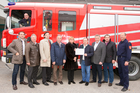 Errichtungsgesellschaft Marchfeldkogel unterstützt Freiwilligenorganisationen. Im Bild vlnr.: Thomas Tycht (Pannonia Kiesgewinnung GmbH), Feuerwehrmann BI Johannes Hofer (im Auto), Peter Chlan (Porr Umwelttechnik GmbH), Kurt Stefan (Koller Transporte-Kies-Erdbau GmbH), Adolf Köhler (Köhler Kiesabbau GesmbH), Sabine Spindler-Spitzer (Günther Spindler GmbH), Errichtungsgesellschaft Marchfeldkogel-Geschäftsführer Martin Kurz und Matthias Reisner, Wolfgang Herzer (Herzer Bau- und Transport GmbH), Kommandant HBI Hannes Holubek