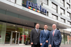5 Jahre Park Inn in Linz – Hotelentwickler UBM und List feiern den Erfolg ihres Investments. Im Bild vlnr: Gerhard Messinger, Geschäftsführer List Group Bereich Hotellerie, Peter Haidvogel, Generalmanager und Rudolf Grossmayer, Geschäftsführer UBM Beteiligungsgesellschaft