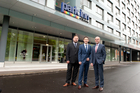 5 Jahre Park Inn in Linz – Hotelentwickler UBM und List feiern den Erfolg ihres Investments. Im Bild vlnr: Gerhard Messinger, Geschäftsführer List Group Bereich Hotellerie, Peter Haidvogel, Generalmanager und Rudolf Grossmayer, Geschäftsführer UBM Beteiligungsgesellschaft