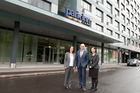 5 Jahre Park Inn in Linz – Hotelentwickler UBM und List feiern den Erfolg ihres Investments. Im Bild vlnr: Gerhard Messinger, Geschäftsführer List Group Bereich Hotellerie, Peter Haidvogel, Generalmanager und Rudolf Grossmayer, Geschäftsführer UBM Beteiligungsgesellschaft
