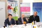 5 Jahre Park Inn in Linz – Hotelentwickler UBM und List feiern den Erfolg ihres Investments. Im Bild vlnr: Peter Haidvogel, Generalmanager, Rudolf Grossmayer, Geschäftsführer UBM Beteiligungsgesellschaft, Gerhard Messinger Geschäftsführer List Group Bereich Hotellerie