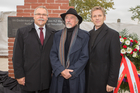 Mahnmalenthüllung Festakt in Wiener Neudorf Im Bild vlnr.: Christian Wöhrleitner (Bürgermeister), Arik Brauer (Künstler) und Josef Ostermayer (Bundesminister SPÖ).