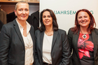 Beim schon traditionellen Neujahresempfang kritisierte die Gesellschaft für Ökologie und Abfallwirtschaft die zunehmende Bürokratisierung und warnte vor weiteren Steuererhöhungen durch die Hintertür der Altlastensanierungsabgabe. Im Bild v.l.n.r. Gisela Gary, Gabriele Rusy, Ursula Huppmann