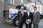 (C) fotodienst/Anna Rauchenberger - Wien 13.09.2006 - Die Fotodokumentation von Werken österreichischer Baumeister tourt im Baumeister-Show-Truck durch alle Landeshauptstädte. FOTO: Senator H.C. TR Ing. Johannes Lahofer (Bundesinnungsmeister, Bau), Franz Morak (Staatssekretär für Kunst und Medien), Ing. Erwin Krammer MAS (Vorsitzender des Ausschusses für das Planungsrecht der Baumeister).