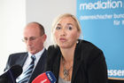 (C) fotodienst/Gudrun Krieger - Wien 16.09.2009 - Pressekonferenz, Foto: li na re: Mag. Dieter Wlcek (Schulleiter Internationales Business College Hetzendorf, 12. Bezirk), Mag. Christine Haberlehner (Peer-Mediations-Expertin, Vorstand ÖBM)