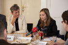 (C) fotodienst/Gudrun Krieger - Wien 16.09.2009 - Pressekonferenz, Foto: li na re: Mag. Erika Wailzer (AHS-Professorin und Peer-Betreuerin GRG,Parhamerplatz,17.Bezirk), Julia Mayer (Peer-Mediatorin,GRG Parhamerplatz)