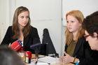 (C) fotodienst/Gudrun Krieger - Wien 16.09.2009 - Pressekonferenz, Foto:li na re: Schülerinnen: Julia Mayer (Peer-Mediatorin,GRG Parhamerplatz), Lisa Haberfellner (Peer-Mediatorin, ibc-: Hetzendorf),