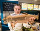 (c) fotodienst / Anna Rauchenberger - Wien, am 22.04.2010 - Sternekoch Toni Mörwald und Nordsee gemeinsam auf Tournee: In neun Restaurants empfängt Nordsee gemeinsam mit dem mehrfach ausgezeichneten, österreichischen Haubenkoch Toni Mörwald interessierte Fischgenießer zu einem Gourmetabend der besonderen Art. Der Auftakt der Tournee fand in der Nordsee-Filiale in der Kärntnerstraße in Wien statt. FOTO: Toni Mörwald, Haubenkoch