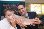 (c) fotodienst / Anna Rauchenberger - Wien, am 22.04.2010 - Sternekoch Toni Mörwald und Nordsee gemeinsam auf Tournee: In neun Restaurants empfängt Nordsee gemeinsam mit dem mehrfach ausgezeichneten, österreichischen Haubenkoch Toni Mörwald interessierte Fischgenießer zu einem Gourmetabend der besonderen Art. Der Auftakt der Tournee fand in der Nordsee-Filiale in der Kärntnerstraße in Wien statt. FOTO v.l.: Toni Mörwald, Haubenkoch, Robert Jung, Country Manager NORDSEE Österreich