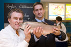 (c) fotodienst / Anna Rauchenberger - Wien, am 22.04.2010 - Sternekoch Toni Mörwald und Nordsee gemeinsam auf Tournee: In neun Restaurants empfängt Nordsee gemeinsam mit dem mehrfach ausgezeichneten, österreichischen Haubenkoch Toni Mörwald interessierte Fischgenießer zu einem Gourmetabend der besonderen Art. Der Auftakt der Tournee fand in der Nordsee-Filiale in der Kärntnerstraße in Wien statt. FOTO v.l.: Toni Mörwald, Haubenkoch, Robert Jung, Country Manager NORDSEE Österreich