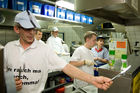 (c) fotodienst / Christopher Ohmeyer | Wien, Nordsee sponsert ein Mittagessen für die Gruft in Wien Mariahilf. Gemeinsam mit dem Team der Gruft bereiten Nordsee MitarbeiterInnen ein Mittagessen für Obdachlose.. 

Foto: Das Team von der Gruft und der Nordsee bei der Essenszubereitung und der Essensausgabe
