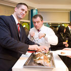 (c) fotodienst / Anna Rauchenberger - Wien, am 03.12.2009 - 'Nordsee' feiert 110 Jahre Nordsee in Österreich und 100 Jahre Nordsee am Naschmarkt in Wien. Heute wurde gleich an drei Standorten am Naschmarkt gefeiert: In der 'bar di mar', im 'Strandhaus'  und im Nordsee Haupthaus. Foto: Robert Jung, Country Manager NORDSEE Österreich, Toni Mörwald