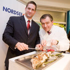 (c) fotodienst / Anna Rauchenberger - Wien, am 03.12.2009 - 'Nordsee' feiert 110 Jahre Nordsee in Österreich und 100 Jahre Nordsee am Naschmarkt in Wien. Heute wurde gleich an drei Standorten am Naschmarkt gefeiert: In der 'bar di mar', im 'Strandhaus'  und im Nordsee Haupthaus. Foto: Robert Jung, Country Manager NORDSEE Österreich, Toni Mörwald