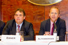  (c) fotodienst/Anna Rauchenberger - Wien, am 09.05.2012 – Anlässlich des „Europäischer Tag der Herzschwäche“ wurde heute im Café Landtmann im Rahmen einer Pressekonferenz über Herzinsuffizienz informiert. Ziel der jährlichen Informationsoffensive der Arbeitsgruppe Herzinsuffizienz der Österreichischen Kardiologischen Gesellschaft ist es, Bewusstsein für Frühsymptome und die gravierenden Folgen der Herzschwäche zu schaffen. FOTO v.l. OA Dr. Christian Ebner, stv. Leiter der Arbeitsgruppe Herzinsuffizienz der ÖKG, Krankenhaus der Elisabethinen Linz / II. Interne Abteilung , Prim. Dr. Hans Altenberger, Leiter der Arbeitsgruppe Herzinsuffizienz der ÖKG, Sonderkrankenanstalt Rehabilitationszentrum Großgmain, Salzburg: