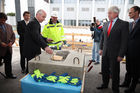  (c) fotodienst/Katharina Schiffl - Wien, am 16.05.2012 - Das Gesundheitsunternehmen Baxter legt in Anwesenheit des Wiener Bürgermeisters Michael Häupl in der Lange Allee 24 im 22. Wiener Gemeindebezirk den Grundstein für ein neues Produktionsgebäude.