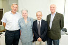  (c) fotodienst/Anna Rauchenberger - Wien, am 20.06.2012 - Heute wurde im Rahmen einer Pressekonferenz eine neue Methode zur dauerhaften Senkung von therapieresistentem Bluthochdruck vorgestellt. Mit der Renalen Denervierung steht ein nicht-medikamentöses Verfahren zur Verfügung, das bei Patienten mit Therapie-resistentem Bluthochdruck auch langfristig den Blutdruck senkt. Der minimal-invasive, 40-60 Minuten dauernde Eingriff ist nicht nur langfristig wirksam, sondern auch sicher. FOTO v.l. Primarius Univ.-Prof. Dr. Franz Leisch, I. Interne Abteilung AKH Linz, Erika Sixt, Patientin, Univ.-Prof. Dr. Bruno Watschninger, Klinische Abteilung Nephrologie und Dialyse, Univ.-Klinik für Innere Medizin III, AKH Wien/MedUni, Präsident der Österreichischen Gesellschaft für Hypertensiologie, Ass.-Prof. Dr. Helmut Brussee, 1. stellvertretender Abteilungsleiter der Klinischen Abteilung für Kardiologie, Medizinische Universität Graz: