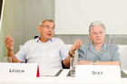  (c) fotodienst/Anna Rauchenberger - Wien, am 20.06.2012 - Heute wurde im Rahmen einer Pressekonferenz eine neue Methode zur dauerhaften Senkung von therapieresistentem Bluthochdruck vorgestellt. Mit der Renalen Denervierung steht ein nicht-medikamentöses Verfahren zur Verfügung, das bei Patienten mit Therapie-resistentem Bluthochdruck auch langfristig den Blutdruck senkt. Der minimal-invasive, 40-60 Minuten dauernde Eingriff ist nicht nur langfristig wirksam, sondern auch sicher. FOTO v.l. Primarius Univ.-Prof. Dr. Franz Leisch, I. Interne Abteilung AKH Linz, Erika Sixt, Patientin: