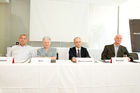  (c) fotodienst/Anna Rauchenberger - Wien, am 20.06.2012 - Heute wurde im Rahmen einer Pressekonferenz eine neue Methode zur dauerhaften Senkung von therapieresistentem Bluthochdruck vorgestellt. Mit der Renalen Denervierung steht ein nicht-medikamentöses Verfahren zur Verfügung, das bei Patienten mit Therapie-resistentem Bluthochdruck auch langfristig den Blutdruck senkt. Der minimal-invasive, 40-60 Minuten dauernde Eingriff ist nicht nur langfristig wirksam, sondern auch sicher. FOTO v.l. Primarius Univ.-Prof. Dr. Franz Leisch, I. Interne Abteilung AKH Linz, Erika Sixt, Patientin, Univ.-Prof. Dr. Bruno Watschninger, Klinische Abteilung Nephrologie und Dialyse, Univ.-Klinik für Innere Medizin III, AKH Wien/MedUni, Präsident der Österreichischen Gesellschaft für Hypertensiologie, Ass.-Prof. Dr. Helmut Brussee, 1. stellvertretender Abteilungsleiter der Klinischen Abteilung für Kardiologie, Medizinische Universität Graz: