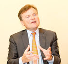  (c) fotodienst/Anna Rauchenberger - Wien, am 26.07.2012 –  340.000 Österreicher sind Alkohol-krank, weitere 760.000 konsumieren für die Gesundheit riskante Alkoholmengen. Der neu gegründete Verein „Alkohol ohne Schatten“ will enttabuisieren und Bewusstsein dafür schaffen, dass Alkoholabhängigkeit keine „Charakterschwäche“ ist, sondern eine möglichst frühzeitig zu behandelnde psychische Erkrankung. Er will dazu beitragen, Maßnahmen zu entwickeln, die Menschen dabei unterstützen, einen genussvollen, nicht selbstschädigenden Umgang mit Alkohol zu erlernen. FOTO Ao. Univ.-Prof. Dr. Bernhard Ludvik, Univ.-Klinik für Innere Medizin III, MedUni/AKH Wien: