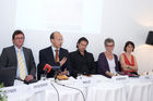 (C) fotodienst/Gudrun Krieger - Wien 29.05.2008 - Pressekonferenz - Histaminintoleranz - Wissenschaftlichen Gesellschaft zur Forschung und Weiterbildung im Bereich nahrungsmittelbedingter Intoleranzen -(NutriDis):li nach re: Dr.  med. Markus Pfisterer (Vorsitzender der wiss. Gesellschaft), Ao. Univ.-Prof. Dr. Michael Wolzt (Facharzt für Innere Medizin, Buchautor), Dr. Univ. Priv. Doz. Peter Komericki (Abt. f Umweltdermatologie und Venerologie, Graz); Betroffene - Dr. Susannne Feigl, Maga Barbara Krajasich