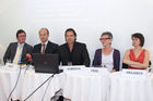 (C) fotodienst/Gudrun Krieger - Wien 29.05.2008 - Pressekonferenz - Histaminintoleranz - Wissenschaftlichen Gesellschaft zur Forschung und Weiterbildung im Bereich nahrungsmittelbedingter Intoleranzen -(NutriDis):li nach re: Dr.  med. Markus Pfisterer (Vorsitzender der wiss. Gesellschaft), Ao. Univ.-Prof. Dr. Michael Wolzt (Facharzt für Innere Medizin, Buchautor), Dr. Univ. Priv. Doz. Peter Komericki (Abt. f Umweltdermatologie und Venerologie, Graz); Betroffene - Dr. Susannne Feigl, Maga Barbara Krajasich