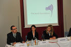 (c) fotodienst/burtscher, Wien am 24. Juni 2009. Auf einer Pressekonferenz im Hotel Das Triest wird der Österreichische Fit For Work- Report präsentiert und die Rheuma Job Coach Initiative vorgestellt. Ergebnis des publizierten Reports ist, dass muskuloskeletale Erkrankungen wie Arthritis, Rückenschmerzen und Schädigungen von Sehnen und Gelenken die mit Abstand häufigste Ursache für Invaliditäts- und Berufsunfähigenpensionen in Österreich sind.
Im Bild: Moderator Leitner, Ms Robin McGee/Researcher von  The work Foundation, Dr. Anna Vavrovsky/ Managing Partner der Academy for Value in Health GmbH