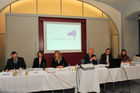 (c) fotodienst/burtscher, Wien am 24. Juni 2009. Auf einer Pressekonferenz im Hotel Das Triest wird der Österreichische Fit For Work- Report präsentiert und die Rheuma Job Coach Initiative vorgestellt. Ergebnis des publizierten Reports ist, dass muskuloskeletale Erkrankungen wie Arthritis, Rückenschmerzen und Schädigungen von Sehnen und Gelenken die mit Abstand häufigste Ursache für Invaliditäts- und Berufsunfähigenpensionen in Österreich sind.
Im Bild: Moderator Leitner, Ms Robin McGee/Researcher von  The work Foundation, Dr. Anna Vavrovsky/ Managing Partner der Academy for Value in Health GmbH, Dr. Martin Gleitsmann/ Leiter der Sozialpolitik WKÖ,Prim.Univ.Doz.Dr.Ludwig Erlacher/ Vortstand Rheumatologie am SMZ-Süd, Nicky Böhm-Lilge/ Vorstandmitglied der Österreichischen Rheumaliga und Mutter einer Betroffenen.