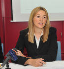 (c) fotodienst/burtscher, Wien am 24. Juni 2009. Auf einer Pressekonferenz im Hotel Das Triest wird der Österreichische Fit For Work- Report präsentiert und die Rheuma Job Coach Initiative vorgestellt. Ergebnis des publizierten Reports ist, dass muskuloskeletale Erkrankungen wie Arthritis, Rückenschmerzen und Schädigungen von Sehnen und Gelenken die mit Abstand häufigste Ursache für Invaliditäts- und Berufsunfähigenpensionen in Österreich sind.
Im Bild: Dr. Anna Vavrovsky/ Managing Partner der Academy for Value in Health GmbH