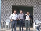 ADX Energy © Gemeinsam mit den lokalen Behörden arbeitet ADX an Maßnahmen zur Sicherung des Bohrfeldes. Im Bild: Gary Jeffery, Wolfgang Zimmer und Slimane Ouazaa (ADX-Country Manager für Tunesien) v.l.n.r.
