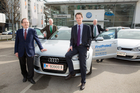 FirstProtect, Spezialist für 24h-Live-Fernüberwachung in Österreich, baut seine Sicherheitsflotte weiter aus. Bei der Übernahme der neuen Fahrzeuge in der vergangenen Woche waren auch die Geschäftsführer des deutschen Mutterhauses ProtectionOne anwesend. Im Bild: Sebastian Schilling, Michael Röhrenbacher, Matell Schilling und Autohaus-Chef Dr. Josef Lamberg.

(c) fotodienst / Anna Rauchenberger - Wien, am 18.02.2014 - First Protect